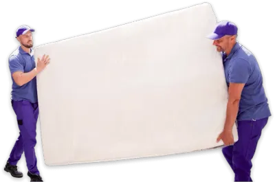 operatori durante trasporto di un materasso per sgombero