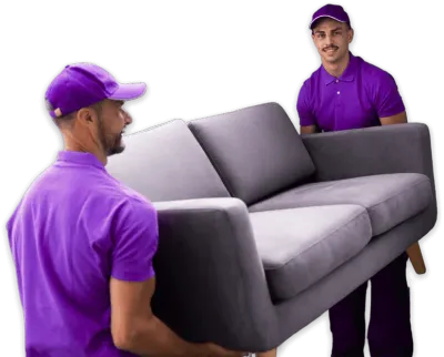 operatori durante trasporto di un divano per sgombero