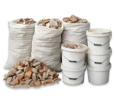 sacchi con calcinacci e rifiuti edili per lo smaltimento rifiuti